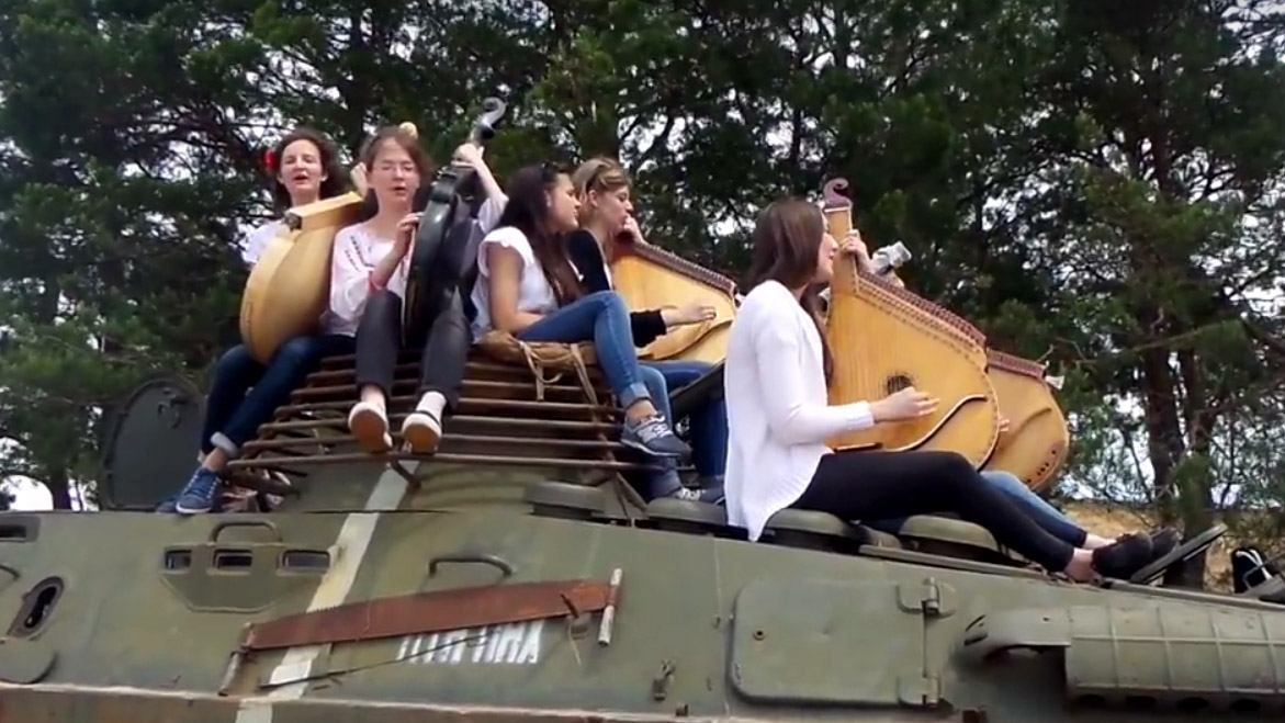 Бандуристки чуттєво заспівали для українських бійців "верхи" на БРДМі
