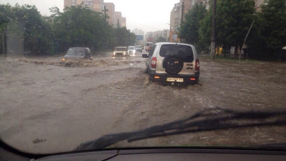 Сумасшедший ливень затопил Одессу
