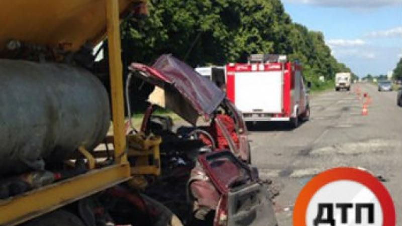 Авто на Полтавщине влетело в рабочих: есть погибшие Авто на Полтавщине влетело в рабочих: есть погибшие