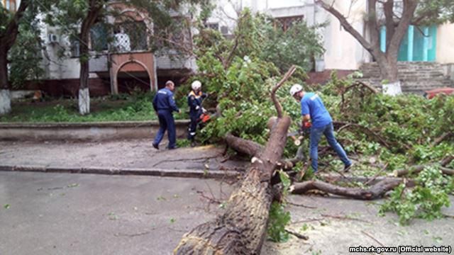Окупований Крим заливає дощем з градом та падають дерева: вражаючі фото