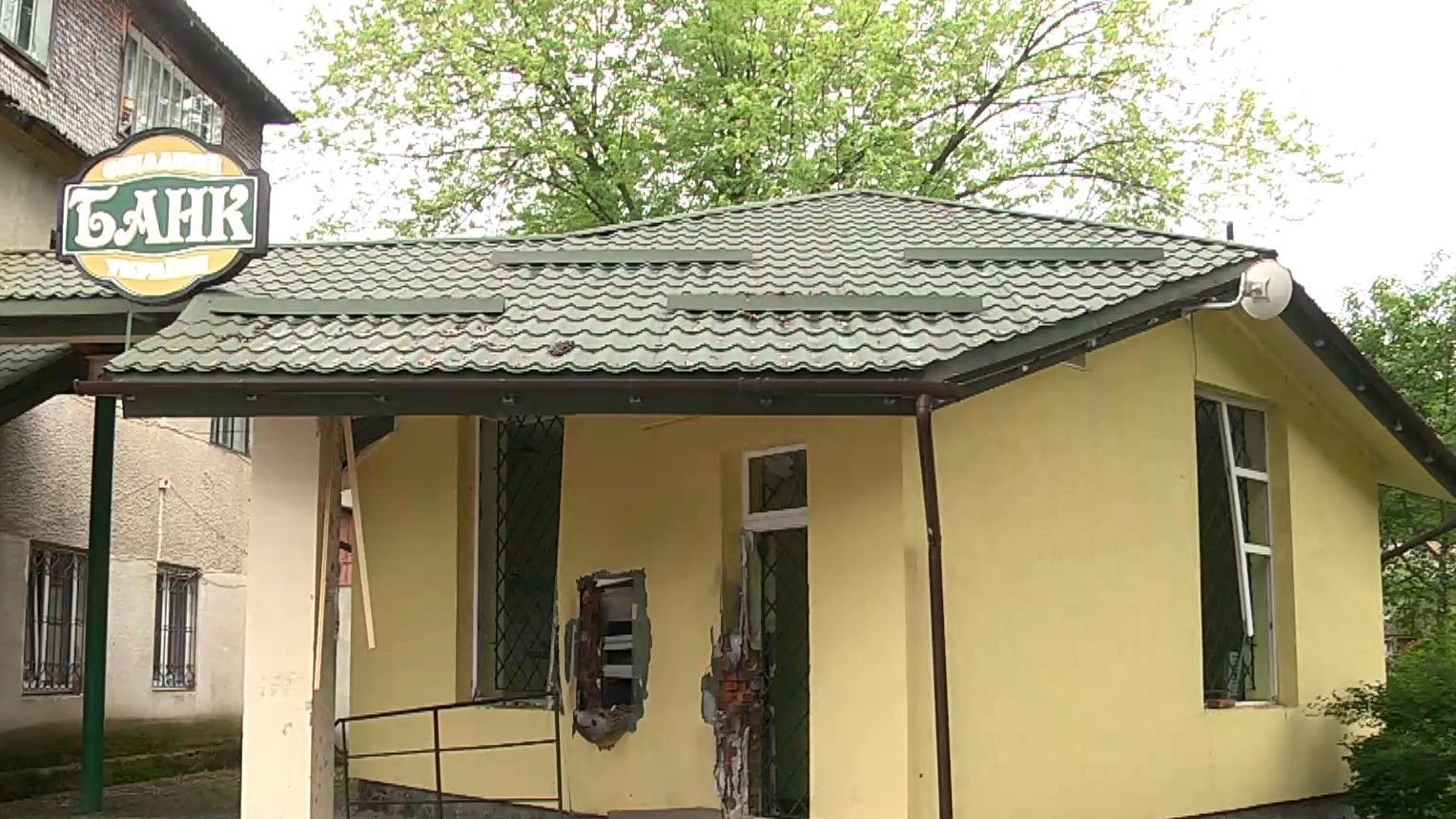 Пограбування по-львівськи: грабіжники підірвали єдине приміщення банку в Славському