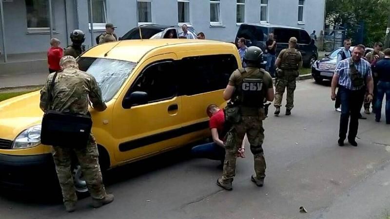 Спецоперація в центрі Житомира: поліцейських затримали за наркодилерство