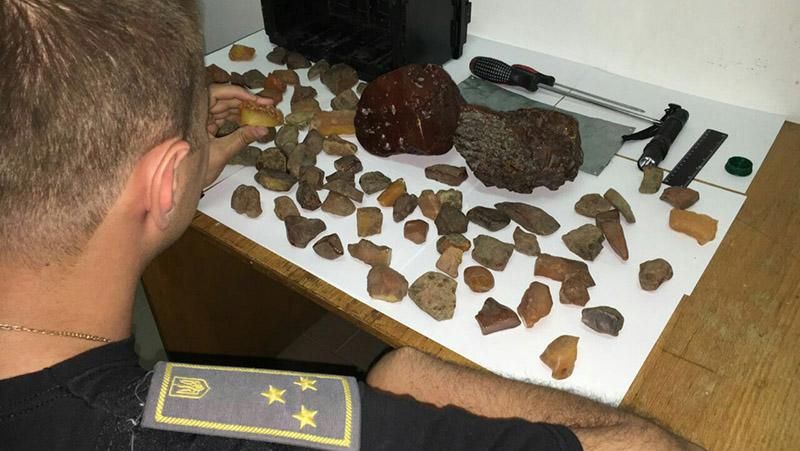 На кордоні попався чоловік, який винахідливо замаскував велику партію бурштину На кордоні попався чоловік, який винахідливо замаскував велику партію бурштину
