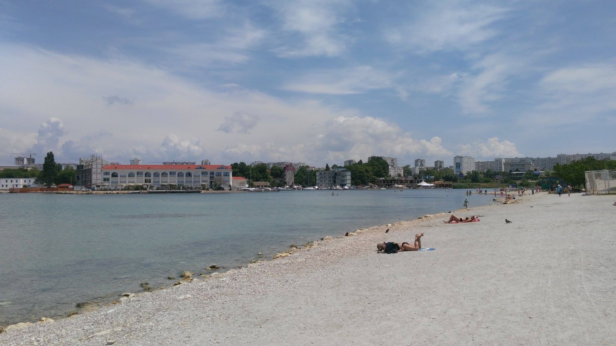 С самого популярного пляжа оккупированного Севастополя вывезли весь песок С самого популярного пляжа оккупированного Севастополя вывезли весь песок