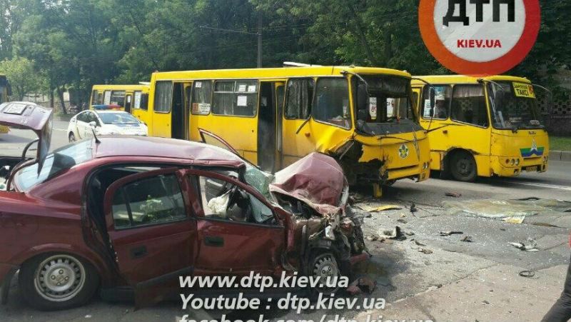 У Києві Opel влетів у маршрутку: багато поранених
