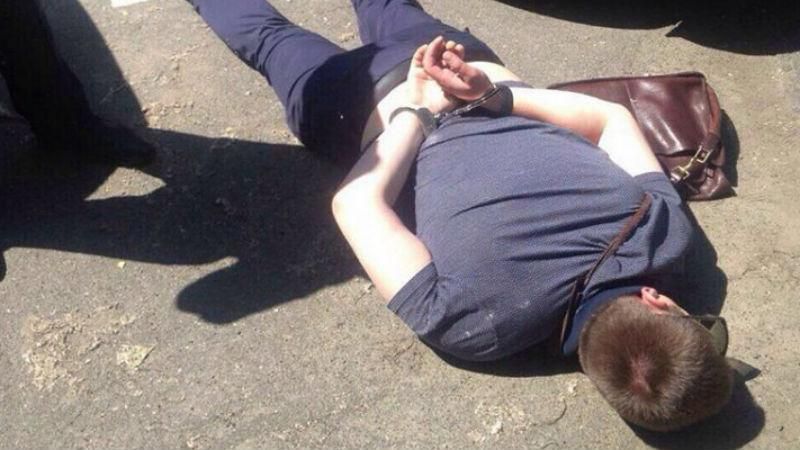 Бизнесмен пытался соблазнить СБУшника взяткой Бизнесмен пытался соблазнить СБУшника взяткой