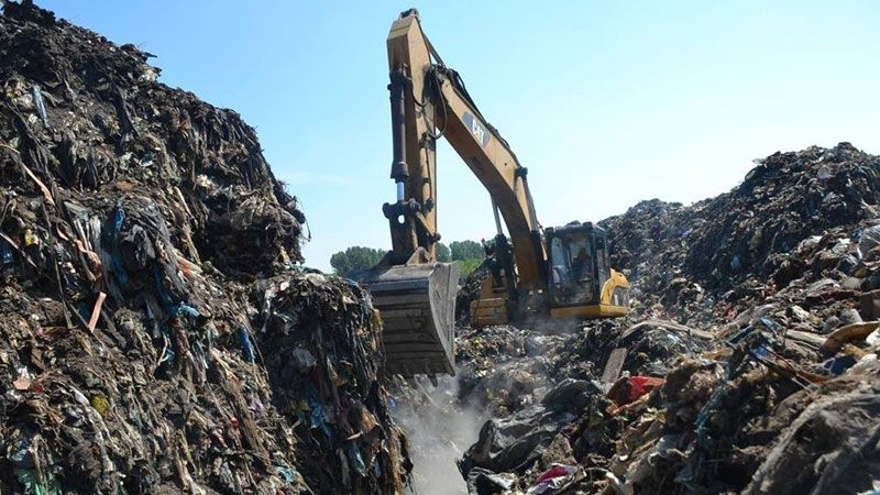 Поиски коммунальщика на свалке подо Львовом приостановлены