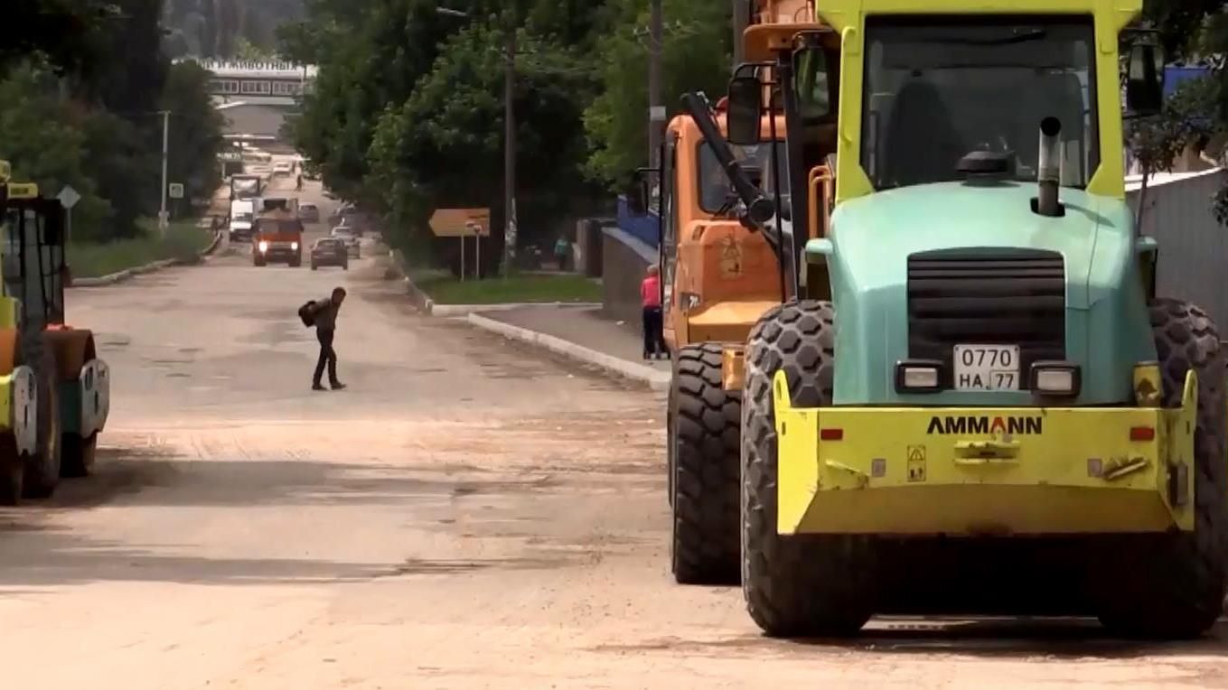 Містика на вулицях Сімферополя: робітники зникли, залишивши техніку Містика на вулицях Сімферополя: робітники зникли, залишивши техніку