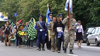 Вінниця попрощалася з юнаком, який добровольцем пішов в АТО і загинув