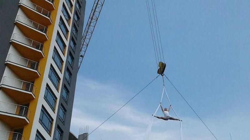 Рекорд на будмайданчику. Гімнастка виконала небезпечний номер на стрілі крана Рекорд на будмайданчику. Гімнастка виконала небезпечний номер на стрілі крана