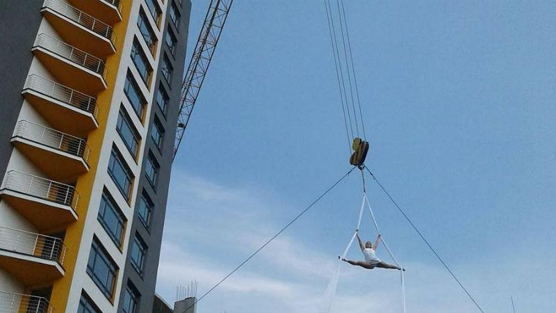 Рекорд на стройплощадке. Гимнастка выполнила опасный номер на стреле крана