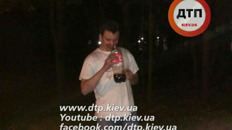 Під Києвом машина чотири рази перекинулась, водій дивом не постраждав Під Києвом машина чотири рази перекинулась, водій дивом не постраждав