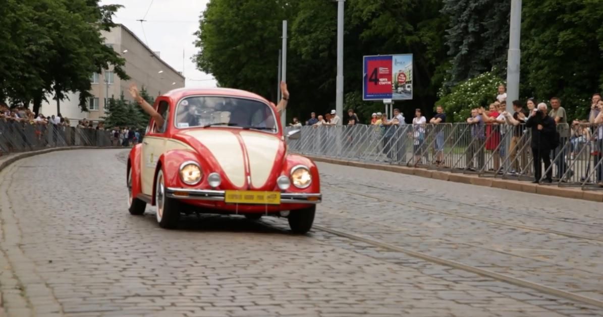 Видовищні перегони ретро-автівок промчали Львовом Видовищні перегони ретро-автівок промчали Львовом