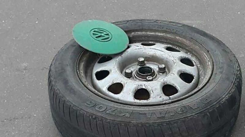 Колесо, которое отлетело от Volkswagen, на месте убило пешехода (18+) Колесо, которое отлетело от Volkswagen, на месте убило пешехода (18+)