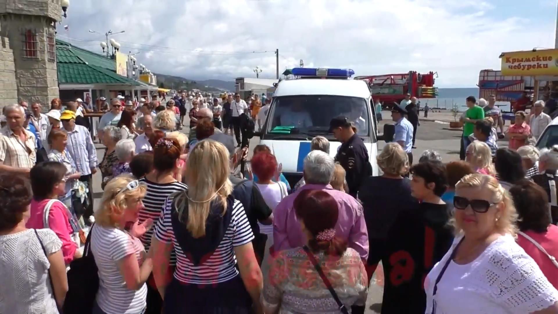 Оккупанты разогнали акцию протеста в Алуште под крики "бандеровцы"