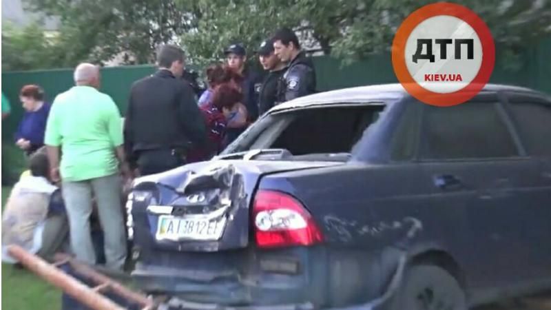 Трагедия под Киевом: водитель насмерть сбил двоих детей на обочине