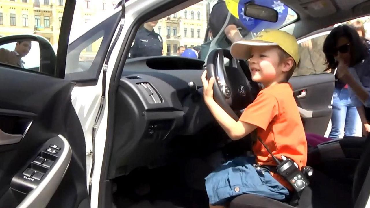 Дітям довірили найнебезпечніші поліцейські прилади Дітям довірили найнебезпечніші поліцейські прилади