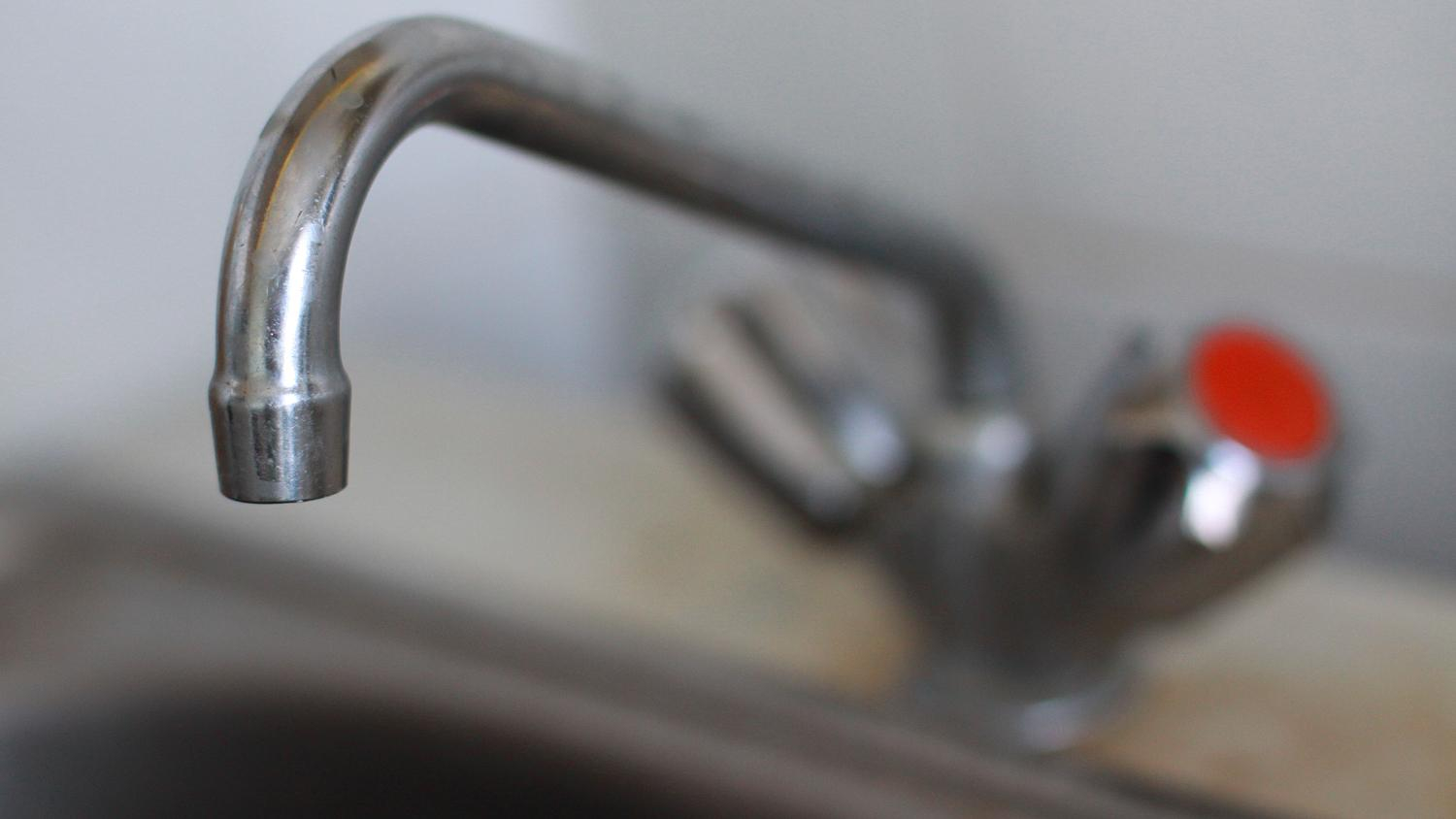 В Киеве прорвало теплосеть, десятки домов остались без горячей воды