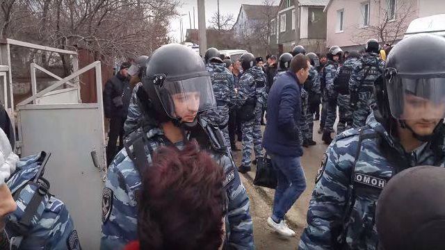 У Криму три десятки окупантів приїхали арештовувати кримського татарина