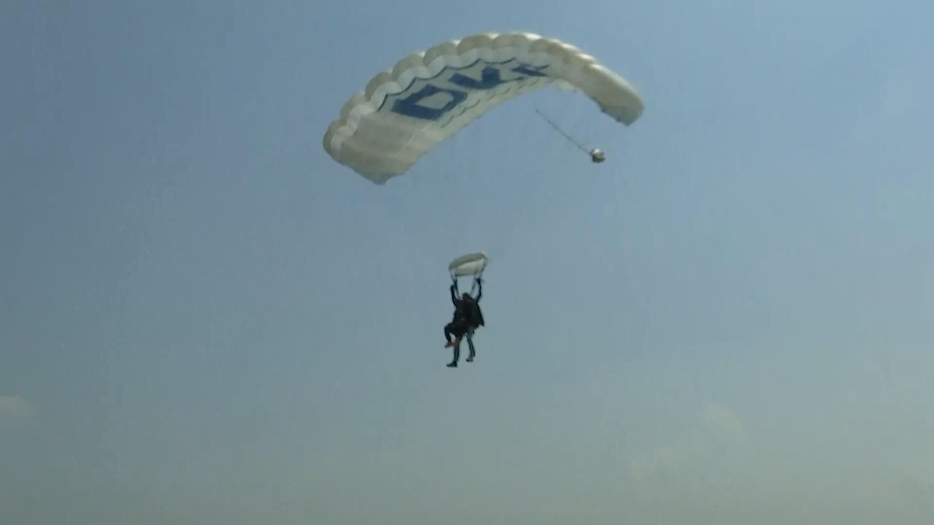 90-літня німкеня стрибнула з парашутом на честь королеви
