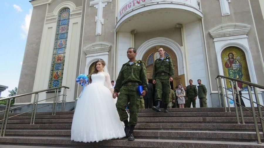 Бойовик з Колумбії обвінчався у Донецьку: з'явились фото Бойовик з Колумбії обвінчався у Донецьку: з'явились фото