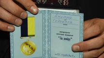 "Это награда от людей": как журналисты бойцов за доверие награждали