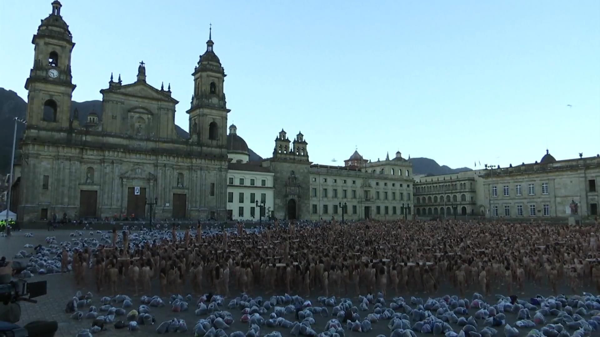 Колумбийцы голышом заполонили центральную площадь Боготы Колумбийцы голышом заполонили центральную площадь Боготы