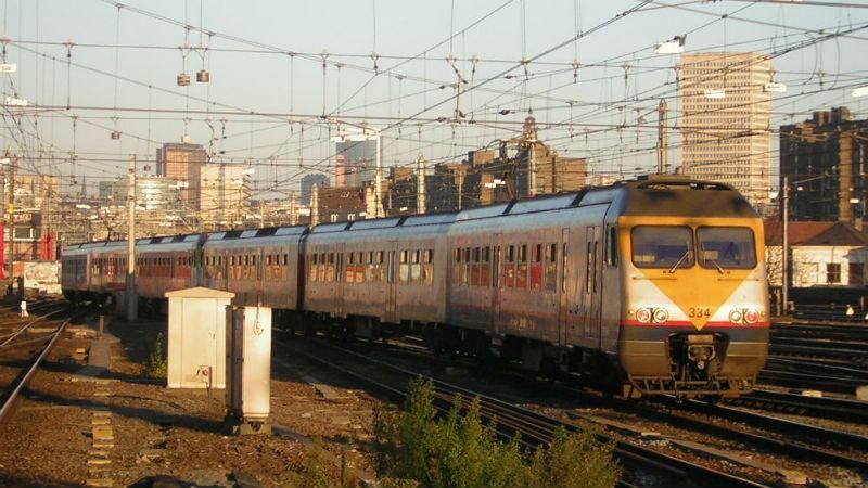 Пассажирский и грузовой поезда столкнулись в Бельгии: есть погибшие