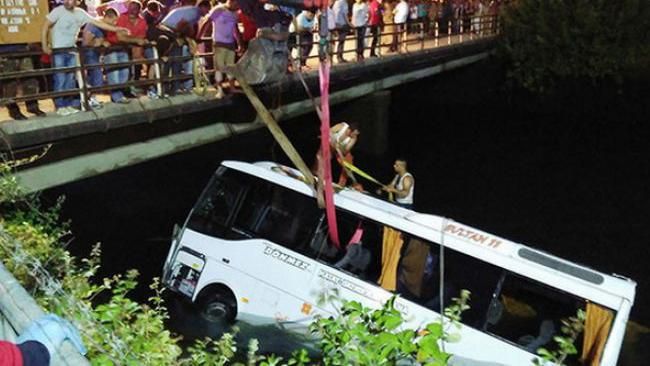 В Турции школьный автобус упал в канал, есть много жертв