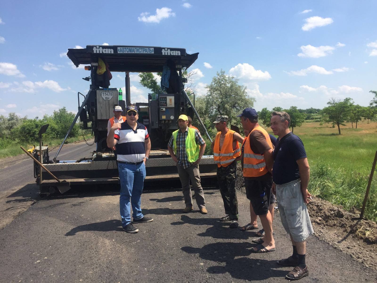 Саакашвілі перебрався у кабінет-намет біля траси Саакашвілі перебрався у кабінет-намет біля траси