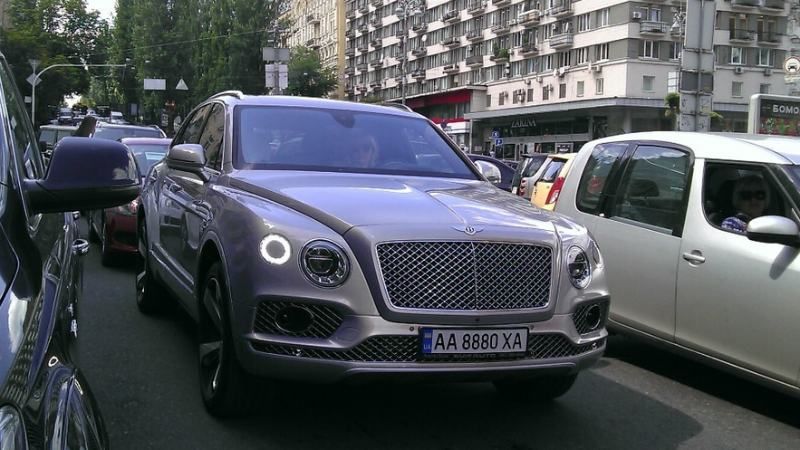 Один з найдорожчих позашляховиків помітили у Києві: з’явилися фото Один з найдорожчих позашляховиків помітили у Києві: з’явилися фото