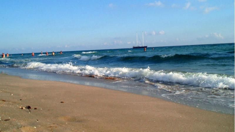 Крымчанин показал, как в Евпатории пляж превращают в автостоянку Крымчанин показал, как в Евпатории пляж превращают в автостоянку