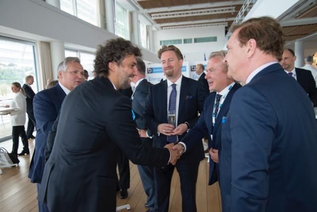 Кваснєвський презентував книгу Mission Ukraine на енергетичному форумі Злочевського в Монако Кваснєвський презентував книгу Mission Ukraine на енергетичному форумі Злочевського в Монако