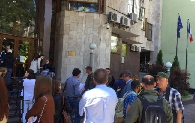 У Києві пікетують посольство Франції У Києві пікетують посольство Франції