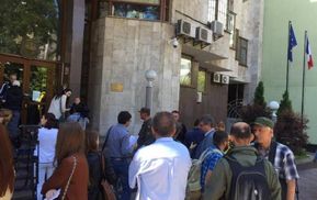 У Києві пікетують посольство Франції