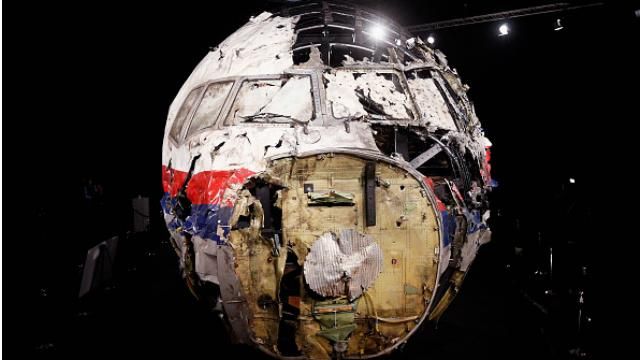 Эксперты нашли большой фрагмент ракеты от "Бука" возле катастрофы "Боинга" Эксперты нашли большой фрагмент ракеты от "Бука" возле катастрофы "Боинга"