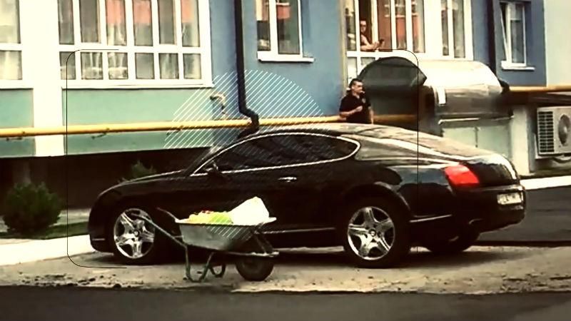 Курьез на дороге: как коммунальщики поиздевались над Bentley Курьез на дороге: как коммунальщики поиздевались над Bentley