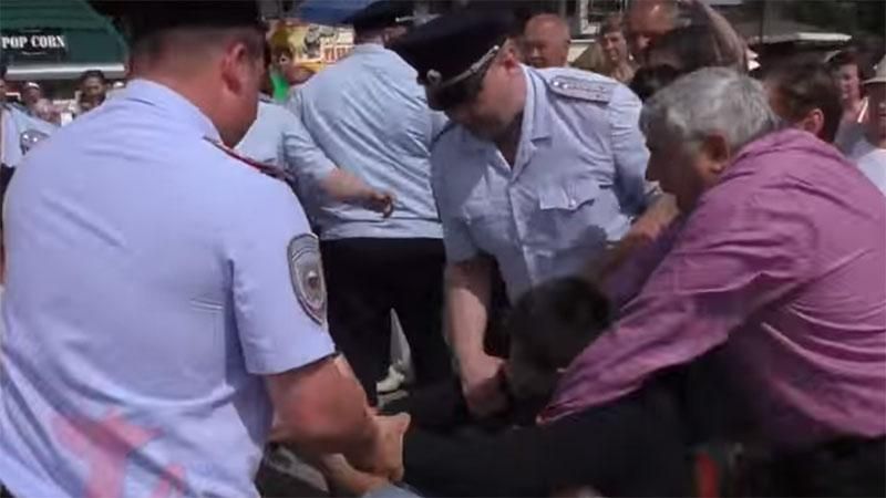 В окупованій Алушті жорстоко розігнали мітинг на пляжі