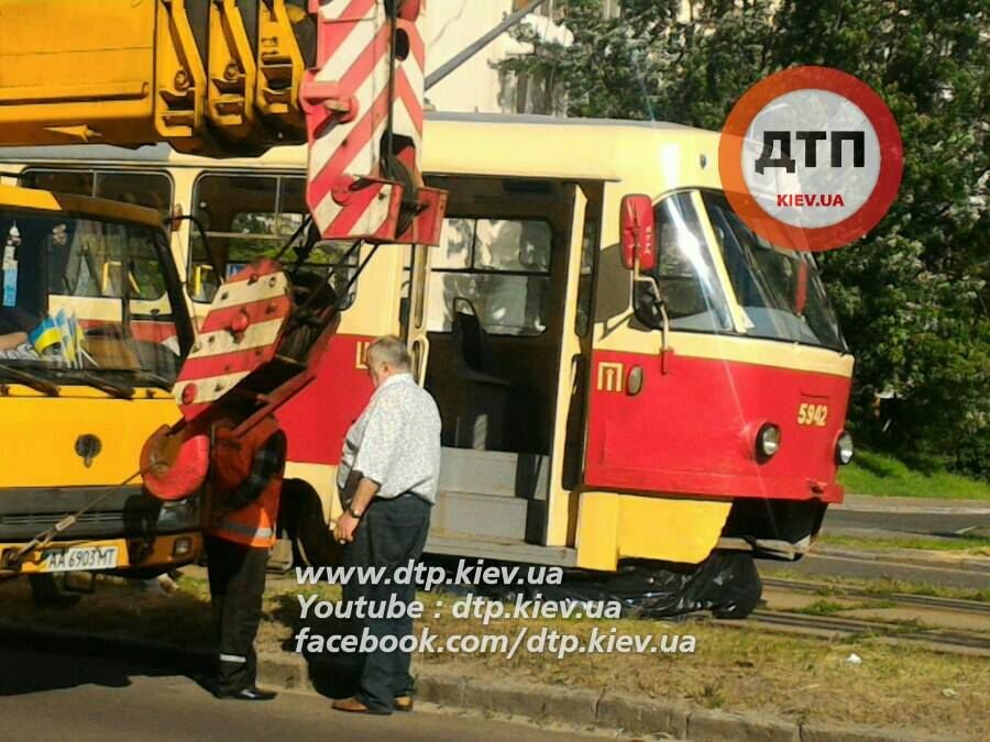 Жуткая авария в Киеве. Трамвай раздавил пешехода