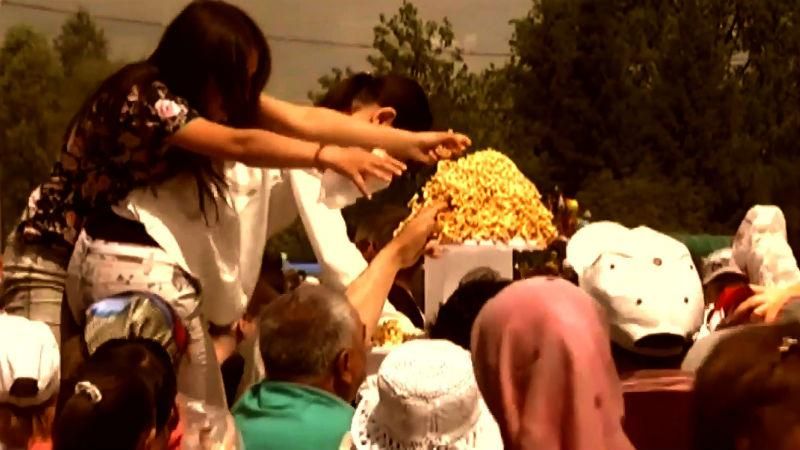 Россияне устроили потасовку за бесплатные сладости: эпическое видео баталии Россияне устроили потасовку за бесплатные сладости: эпическое видео баталии