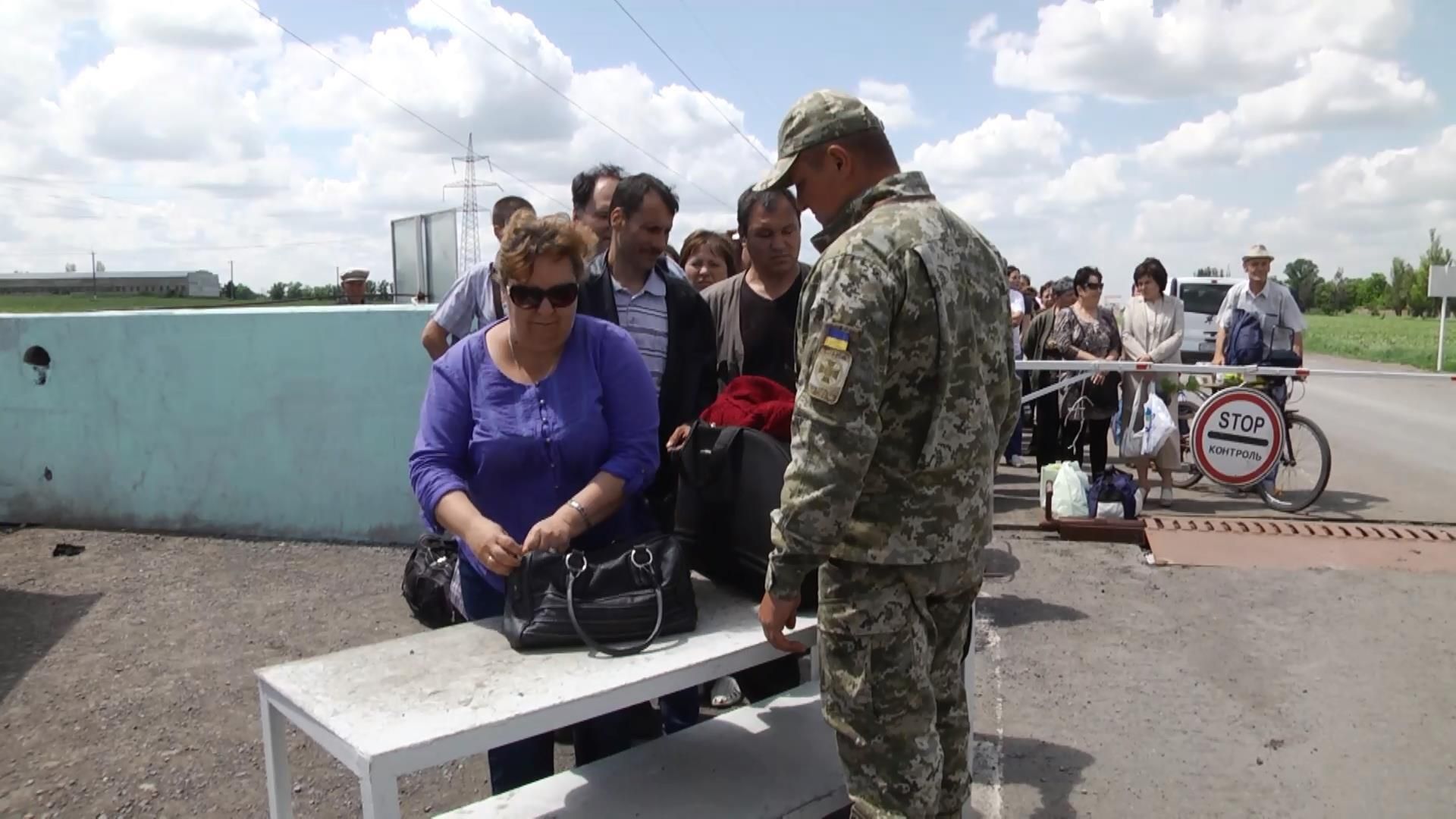 Жители оккупированных территорий делают прибыльный бизнес на украинских КПП
Жители оккупированных территорий делают прибыльный бизнес на украинских КПП