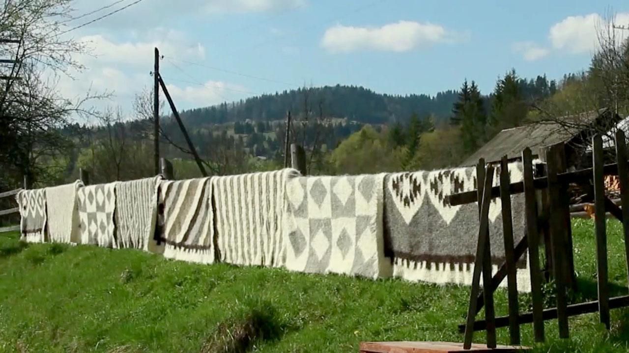 Як гуцули плетуть килими з енергетикою гір
