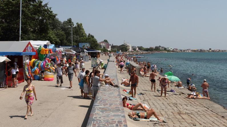 В окупованій Євпаторії замість пляжу хочуть зробити стоянку: вже залили його бетоном