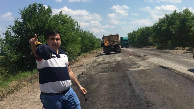 Саакашвили теперь будет работать в палатке на трассе: показал свой кабинет Саакашвили теперь будет работать в палатке на трассе: показал свой кабинет