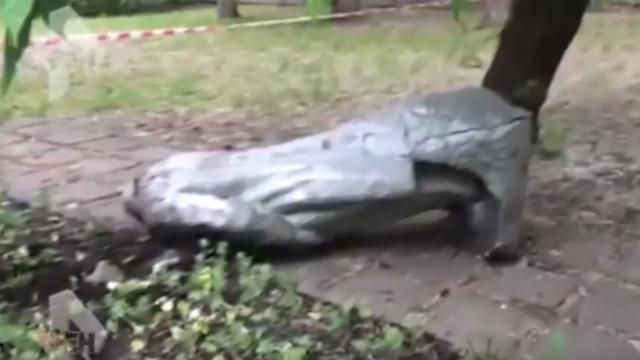 Ленінопад у Москві: "вождь" звалився з постаменту і втратив голову Ленінопад у Москві: "вождь" звалився з постаменту і втратив голову