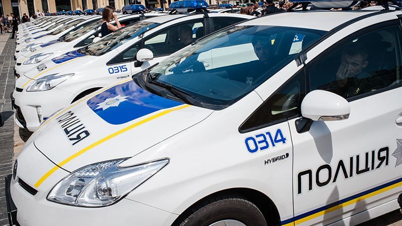 Буйный хулиган разбил битой авто полиции Буйный хулиган разбил битой авто полиции