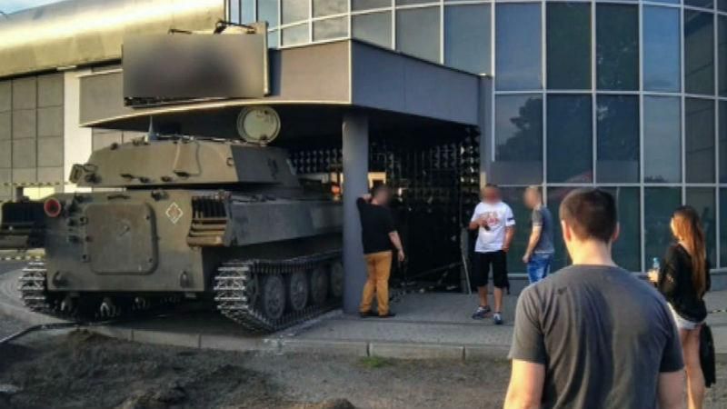 Власник нічного клубу на самохідній гаубиці протаранив свій заклад Власник нічного клубу на самохідній гаубиці протаранив свій заклад