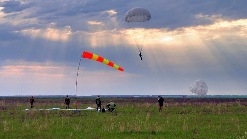 Як українські бійці з парашутом стрибали: з’явилися видовищні фото 