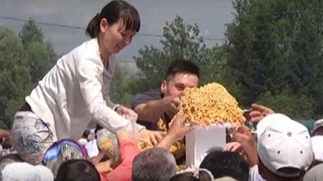 Драка за еду в России: бурная реакция сети Драка за еду в России: бурная реакция сети