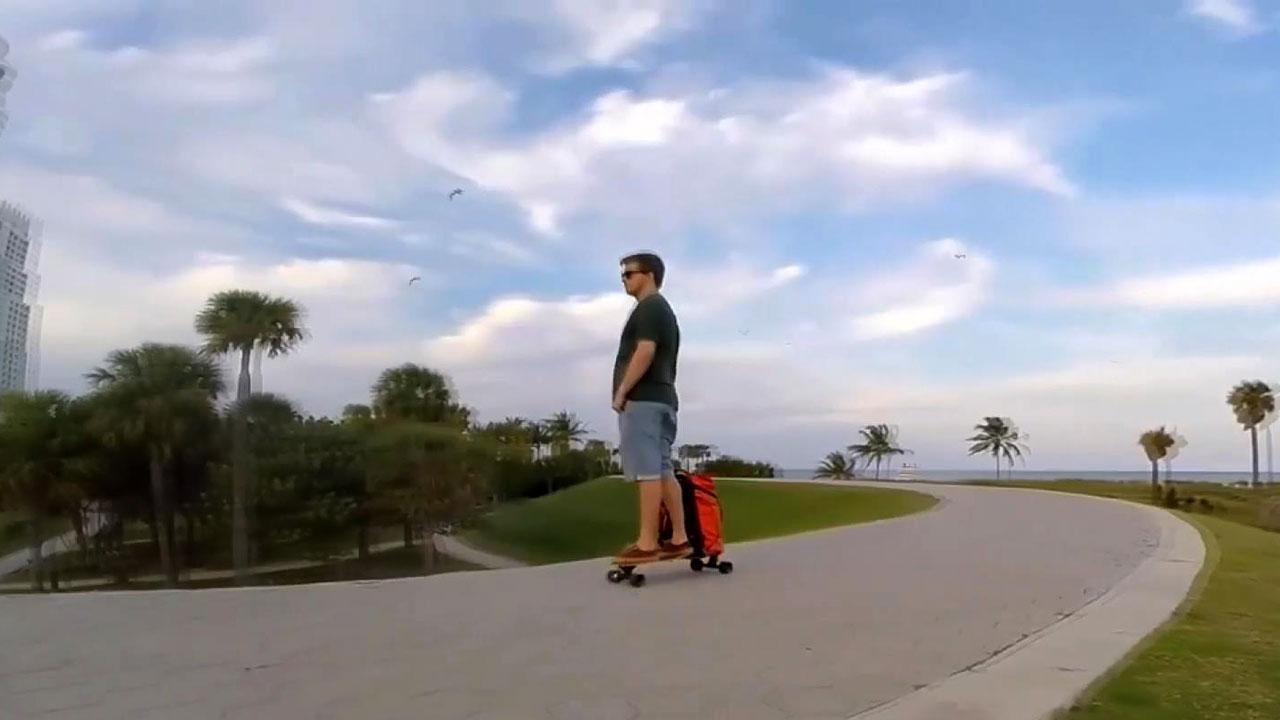 Хипстерам на заметку. Инновационный рюкзак со встроенным электроскейтом